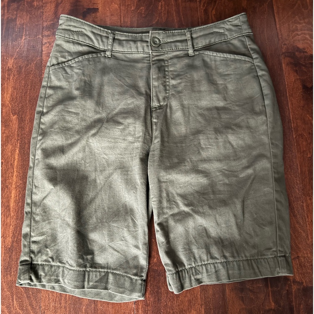 Womens Bermuda shorts St John’s Bay Olive Green Size 10